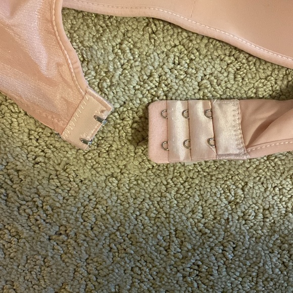 NWOT light Pink small 3 clasp bra - Picture 3 of 5